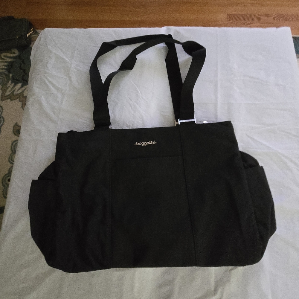 Baggallini East West Black Travel  Tote With RFID Wristlet